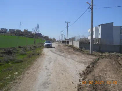 Diyarbakır genel altyapı ve yol yapım şantiyesinde kazı, dolgu, kanal ve stabilize zemin hazırlıklarının sürdürüldüğü geniş çalışma sahasının panoramik görünümü