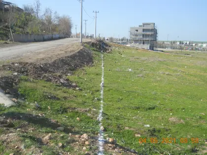 Diyarbakır altyapı projesinde harita mühendislik ekibinin kazı, dolgu ve kanal imalatları öncesinde nivo ve GPS ekipmanları ile kot ve aks ölçümü yapması