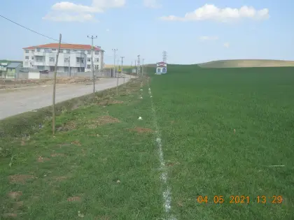 Diyarbakır altyapı şantiyesinde harita mühendisleri tarafından kazı hatları, kanal eksenleri ve yol sınırlarının aplikasyon kazıkları ve boyalarla sahada işaretlenmesi