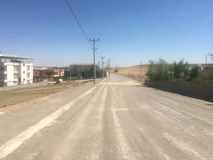 Diyarbakır altyapı ve kentsel çevre düzenleme projesinde kilitli parke taşı yol kaplaması ve kaldırım imalatları tamamen bitmiş modern sokak görünümü