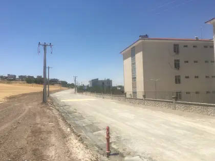 Diyarbakır altyapı ve üstyapı projesinde kazı-dolgu işleri, kilitli parke taşı yol kaplaması ve betonarme V kanal imalatları tamamlanmış yol