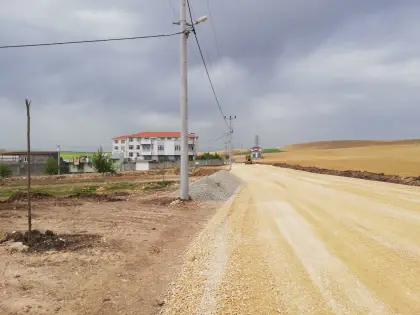 Diyarbakır kentsel çevre düzenleme şantiyesinde kilitli parke taşı kaplaması öncesinde taban taşıma gücünü artırmak için alttemel malzemesinin serilmesi ve silindir vasıtasıyla sıkıştırılması