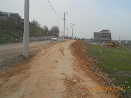 Diyarbakır altyapı şantiyesinde yol taban mukavemetini artırmak amacıyla iş makineleriyle stabilize malzeme serimi ve tesviye yapılmış saha