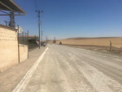 Diyarbakır kentsel dönüşüm ve çevre düzenleme projesinde yol, kaldırım, kilitli parke taşı ve çevre çizgileri imalatı bitmiş, kullanıma hazır modern cadde genel görünümü