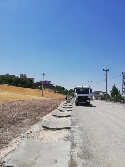 Diyarbakır altyapı şantiyesinde yağmur suyu drenaj hattını oluşturacak betonarme V kanal kalıplarına transmikser vasıtasıyla beton dökümü yapılması