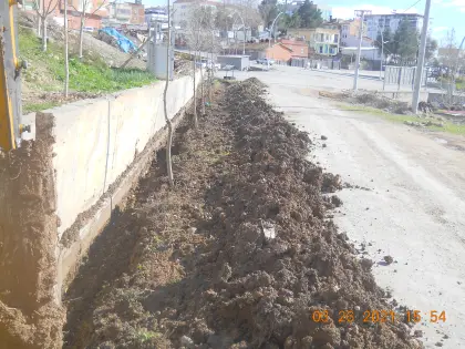Diyarbakır yol projesinde yağış sularının yol gövdesine zarar vermeden tahliye edilmesi amacıyla betonarme V kanal imalatı ve kalıp çakım işleri