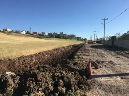 Diyarbakır altyapı şantiyesinde yol ve altyapı imalatları öncesinde gevşek tabakanın uzaklaştırılması amacıyla iş makineleriyle yürütülen zemin kazısı ve hafriyat yükleme çalışması