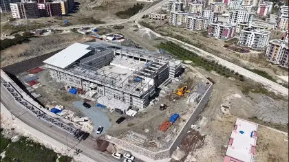 Diyarbakır altyapı firması tarafından teslim edilen komple bitmiş taş duvar projesinin geniş açılı şantiye saha fotoğrafı