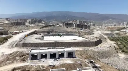 Diyarbakır genelinde uzman altyapı firması tarafından istinat ve iksa duvarları bir arada olacak şekilde inşa edilen entegre taş duvar projesi