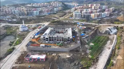Diyarbakır genelinde taş duvar imalatı bitmiş geniş proje sahasının son detaylarını içeren komple saha görüntüsü