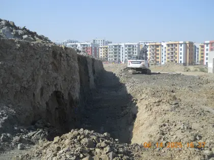 Diyarbakır Organize Sanayi Bölgesi 5. Etap şantiyesinde kiralık iş makinaları ile yürütülen taş duvar temel kazısı ve zemin düzenleme çalışması