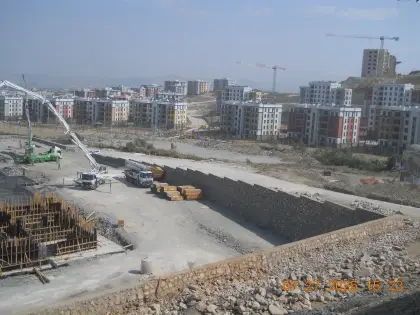 Diyarbakır Organize Sanayi Bölgesinde istinat amaçlı projelendirilen ve imalatı tamamlanan kademeli taş duvar yapısı