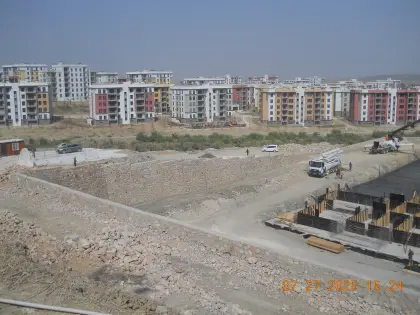 Diyarbakır Organize Sanayi Bölgesinde arazi eğimini kontrol altına almak için inşa edilen kademeli taş duvar ve iksa istinat yapısı