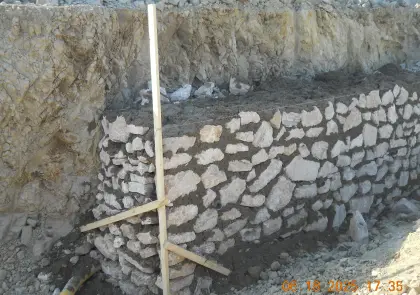 Diyarbakır genelinde yapımı sürdürülen taş duvar projesinin işçilik kalitesini ve sağlamlığını gösteren teknik kesit görünümü