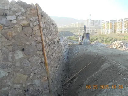 Diyarbakır genelinde uzman altyapı firması tarafından yapımı titizlikle sürdürülen taş duvar istinat yapısı inşaatı