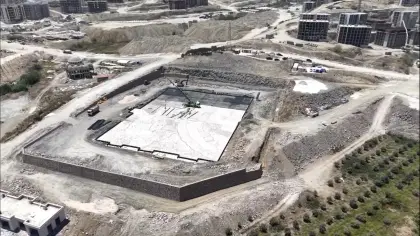 Diyarbakır genelinde altyapı ve çevre düzenlemesi firması tarafından tamamlanan geniş kapsamlı taş duvar projesinin komple saha görünümü