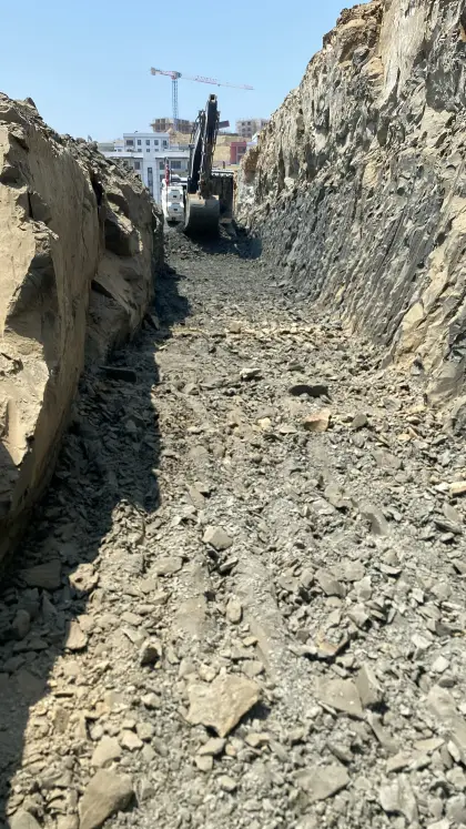 Diyarbakır genelinde taş duvar firması tarafından ekskavatör iş makinası ile gerçekleştirilen güvenli taş duvar temel kazısı çalışması