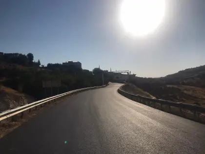 Diyarbakır Eğil ilçesinde finişer ile sıcak asfalt döküm ve serim işlemleri eksiksiz olarak tamamlanmış konforlu yol şantiyesi