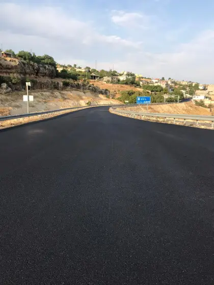 Diyarbakır Eğil'de yol yapım firması kalitesiyle sıcak asfalt serim ve silindir silindiraj işlemlerinin sonuna gelinmiş pürüzsüz yol yüzeyi