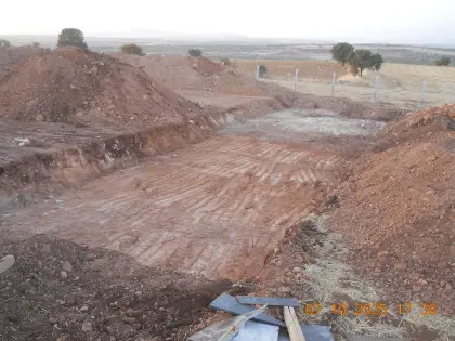 Diyarbakır'da endüstriyel fabrika inşaatı kapsamında uzman hafriyat firması tarafından yapılan gübre çukuru temel kazısı ve zemin açma çalışması
