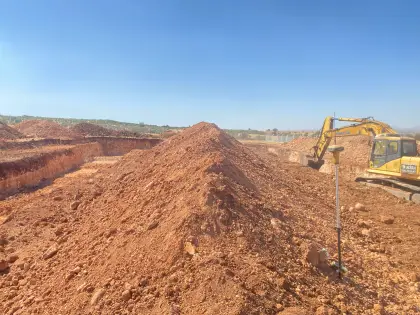 Diyarbakır'da fabrika inşaatı projesinde harita mühendislik cihazları eşliğinde milimetrik hassasiyetle yürütülen temel soket kazısı ve zemin aplikasyonu