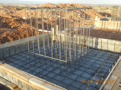 Diyarbakır'da fabrika inşaatı projesinde endüstriyel inşaat firması tarafından kalıpları çakılarak beton dökümüne hazır hale getirilen temel imalatı