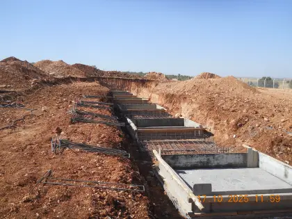 Diyarbakır'da endüstriyel fabrika inşaatında beton dökümü öncesi ahşap veya çelik kalıpları çakılarak hazırlığı tamamlanmış temel şantiyesi