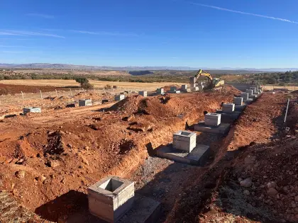 Diyarbakır'da endüstriyel inşaat firması tarafından yürütülen fabrika projesinde kolon montajı için hazırlanan betonarme soket temeller