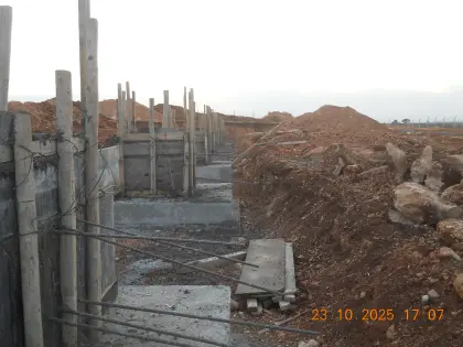 Diyarbakır Karacadağ OSB fabrika inşaatında bağ kirişi bağlantıları için donatı filizleri bırakılmış, beton dökümüne hazır mukavemetli soket temel yapısı
