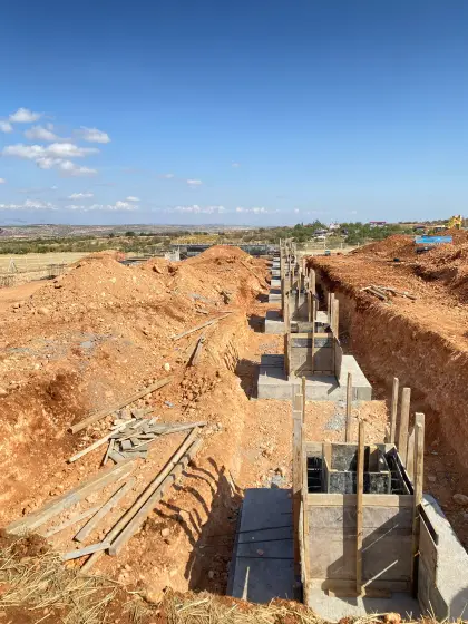 Diyarbakır Karacadağ OSB fabrika inşaatı projesinde lider inşaat firması tarafından kalıpları çakılarak beton dökümüne tamamen hazır hale getirilen soket temeller