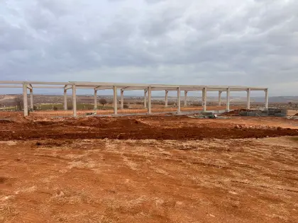 Diyarbakır Karacadağ OSB fabrika inşaatında prefabrik çatı makasları ve kirişlerin dikilmesi ile ana taşıyıcı çerçevenin tamamlanma aşaması