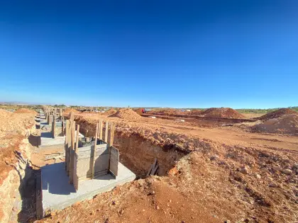 Diyarbakır Karacadağ OSB fabrika inşaatı şantiyesinde harita bürosu aplikasyon kontrolleri sonrası kalıpları çakılarak beton dökümüne hazır hale getirilmiş soket temeller
