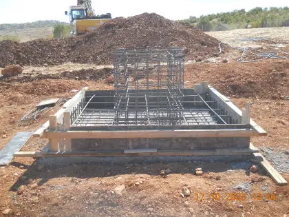 Diyarbakır Organize Sanayi Bölgesi bünyesinde (OSB) inşaat firması kalitesiyle kalıp ve donatısı bitirilmiş, beton dökümüne tamamen hazır fabrika temeli
