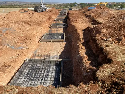 Diyarbakır Organize Sanayi Bölgesi (OSB) projesinde inşaat firması tarafından tüm statik demir ve kalıp imalatları tamamlanarak beton dökümüne hazır hale getirilen fabrika temeli