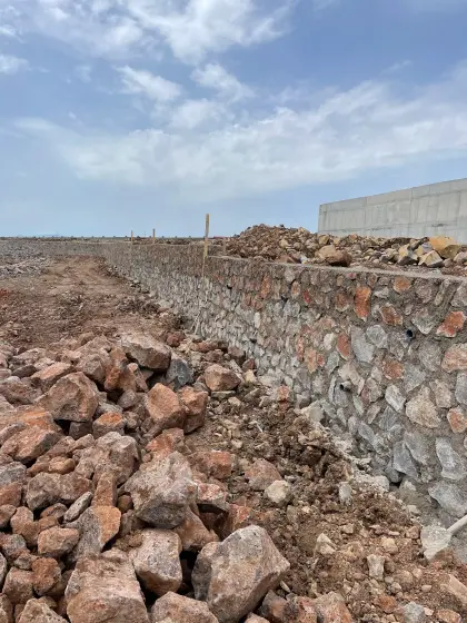 Diyarbakır Organize Sanayi Bölgesi fabrika projesinde şantiye sınırları boyunca yapımı eksiksiz olarak tamamlanan harçlı taş duvar istinat yapısının genel görünümü