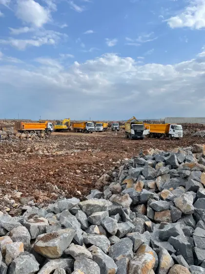 Diyarbakır Organize Sanayi Bölgesi fabrika şantiyesinde kazı sonrası çıkan hafriyatın iş makineleriyle kamyonlara yüklenmesi ve sahadan nakledilmesi