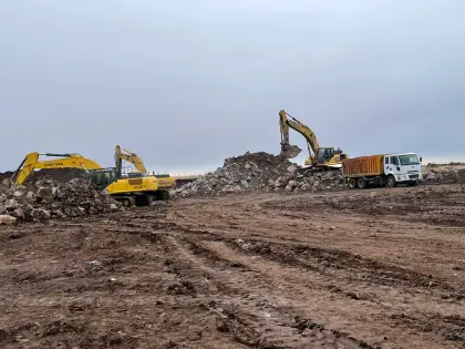 Diyarbakır Organize Sanayi Bölgesi fabrika projesinde kazı sonrası ortaya çıkan hafriyat toprağının kamyonlarla şantiye dışına taşınması ve saha temizliği