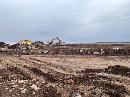 Diyarbakır Organize Sanayi Bölgesi fabrika şantiyesinde kot farklarını gidermek için yürütülen profesyonel saha sıfırlama, zemin kazı, dolgu ve kompaktasyon işlemleri