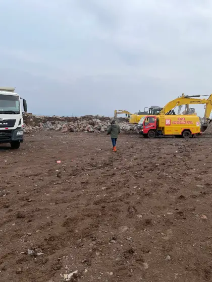 Diyarbakır Organize Sanayi Bölgesi fabrika inşaat alanında iş makineleriyle projenin diğer etapları ve altyapı hatları için yürütülen aralıksız kazı çalışmaları