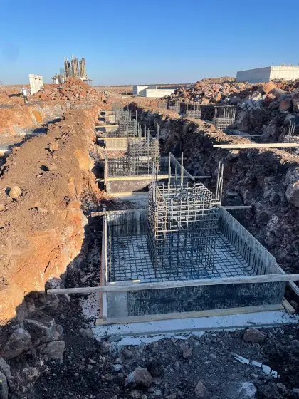 Diyarbakır Organize Sanayi Bölgesi fabrika inşaatında kalıp ve demir donatı montajı tamamlanarak beton döküm aşamasına getirilmiş prefabrik kolon soket temelleri