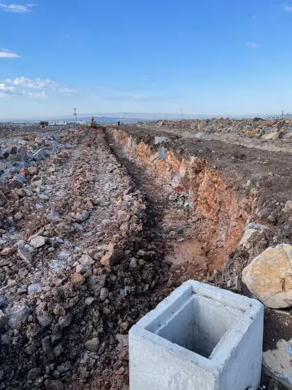 Diyarbakır Organize Sanayi Bölgesi fabrika projesinde çevre taş duvar temel kazısının ardından harita mühendisleri tarafından yürütülen hassas sınır ve kot ölçüm çalışmaları