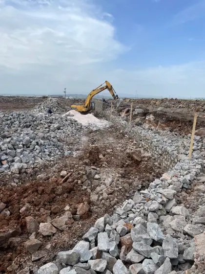 Diyarbakır Organize Sanayi Bölgesi fabrika projesi şantiye sınırlarında yürütülen harçlı taş duvar ve istinat yapısı imalatının kesintisiz devam eden yapım aşaması