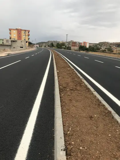 Diyarbakır Dicle ilçesi yol yapım projesinde tüm altyapı ve üstyapı asfalt serme imalatları tamamen başarıyla bitirilmiş yolun genel görünümü