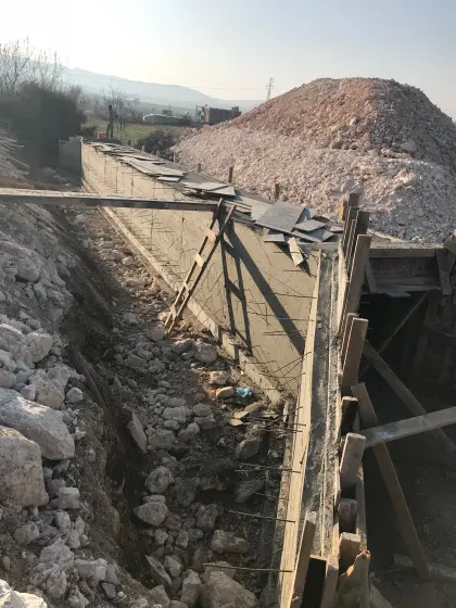 Diyarbakır Dicle yol projesinde su tahliyesini sağlamak ve yol gövdesini korumak amacıyla inşa edilen betonarme kutu menfez sanat yapısı yapım aşaması