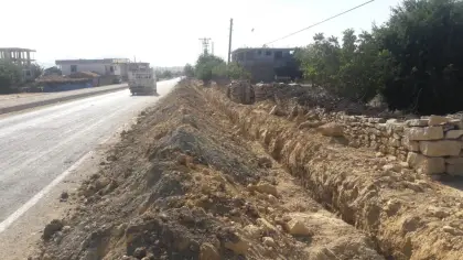 Diyarbakır altyapı şantiyesinde betonarme boruların yerleştirileceği drenaj hattı için iş makineleriyle kazı yapılmış güzergah