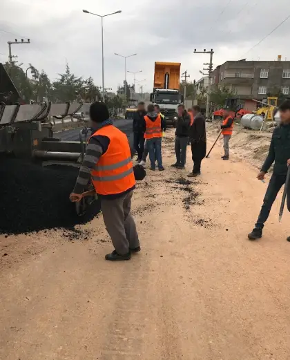Diyarbakır karayolu projesinde finişer serme makinesi ile yola sıcak asfalt dökülmesi ve pürüzsüz asfalt serim çalışması