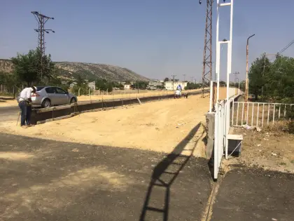 Diyarbakır kentsel altyapı projesinde kaldırım ve çevre düzenleme sınırları için perde beton dökümü öncesi ahşap ve çelik kalıpların çakılması
