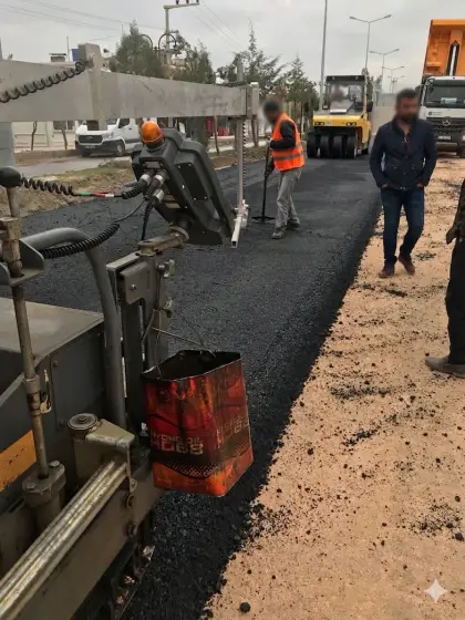 Diyarbakır karayolu üstyapı imalatında yol gövdesine yüksek sıcaklıkta aşınma ve binder katı asfalt dökümü yapılması