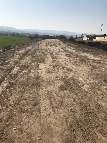 Diyarbakır karayolu projesinde stabilize malzeme serimi ve silindir ile zemin sıkıştırılması yapılmış, asfalta hazır alt temel katmanı
