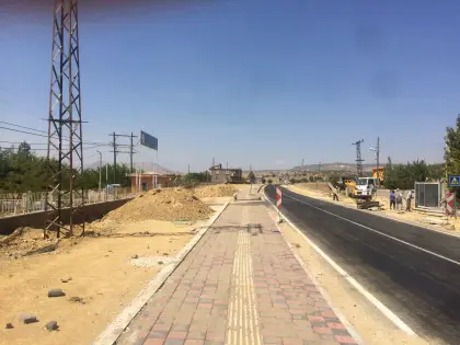 Diyarbakır kentsel üstyapı projesinde kilitli parke taşları, bordürleri ve çevre düzenlemesi tamamen bitmiş modern kaldırım görünümü